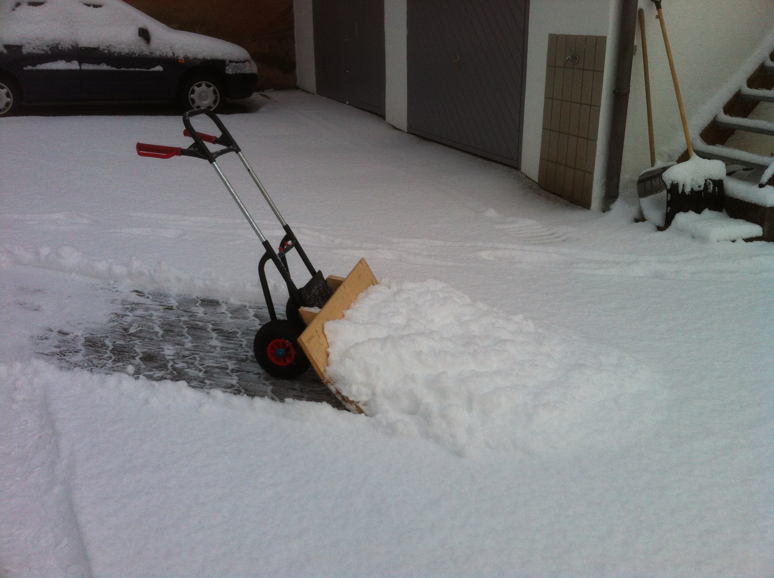 Schneeschieberanbau an Sackkarren