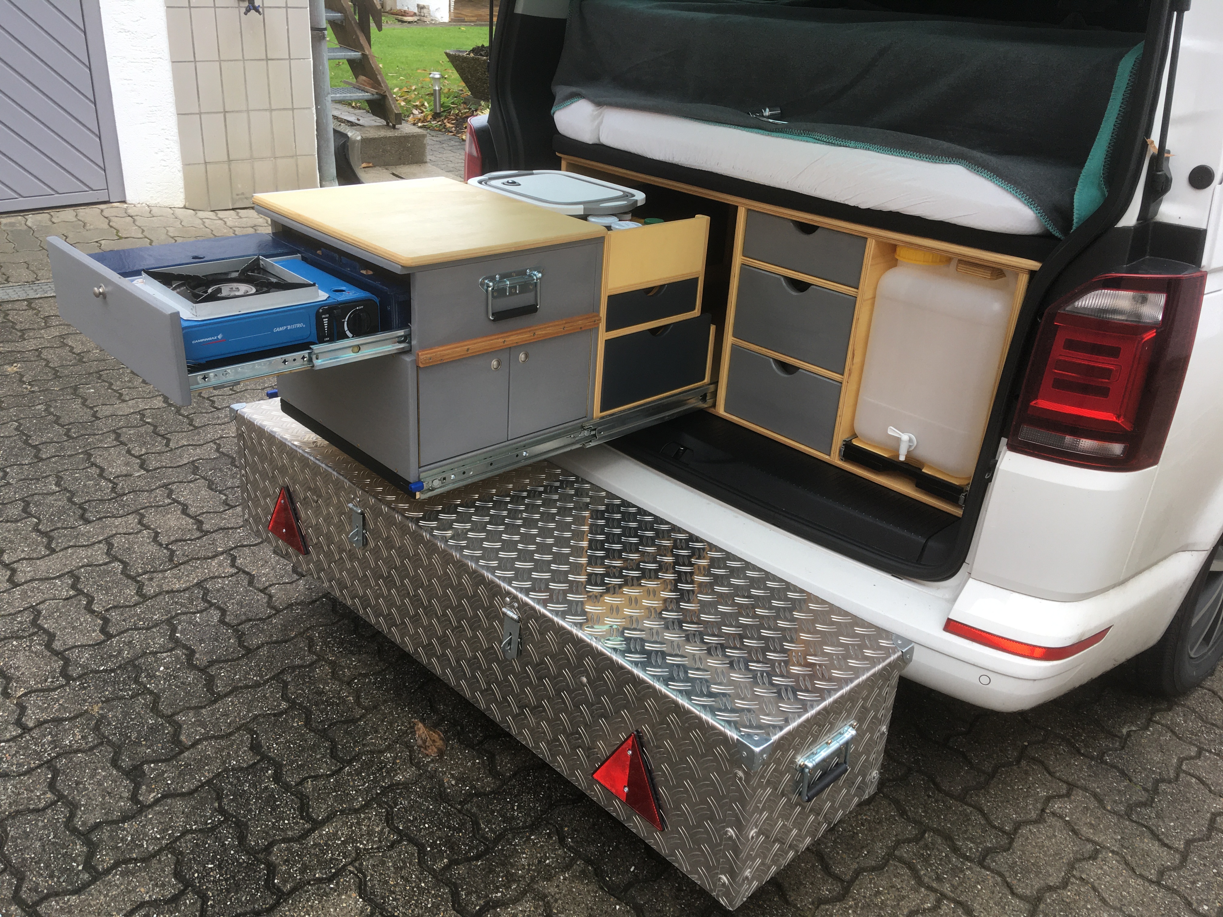 Alu Box an der Anh&auml;ngerkupplung, Heckklappe und Campingausbau sind zu &ouml;ffnen